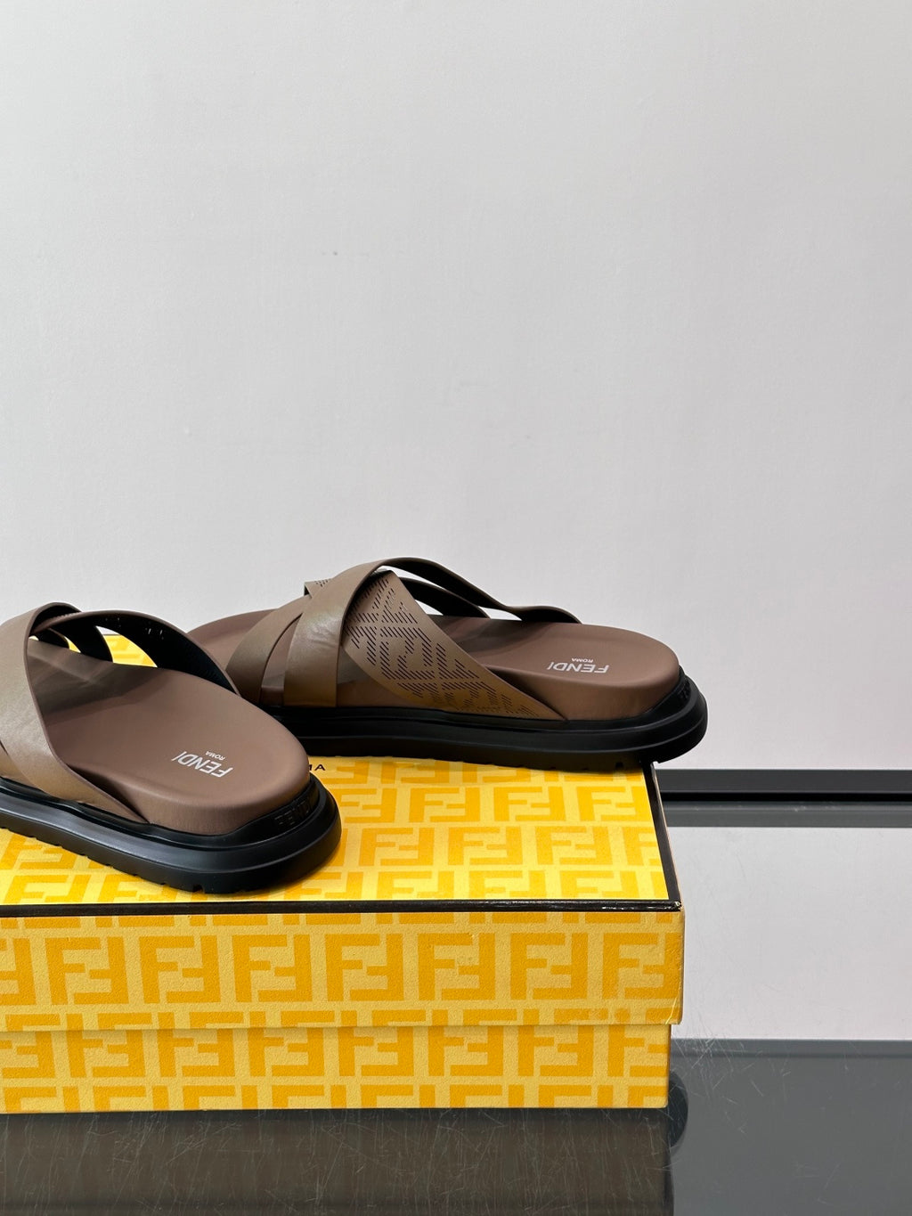 Шкіряні шльопанці Fendi з денімом