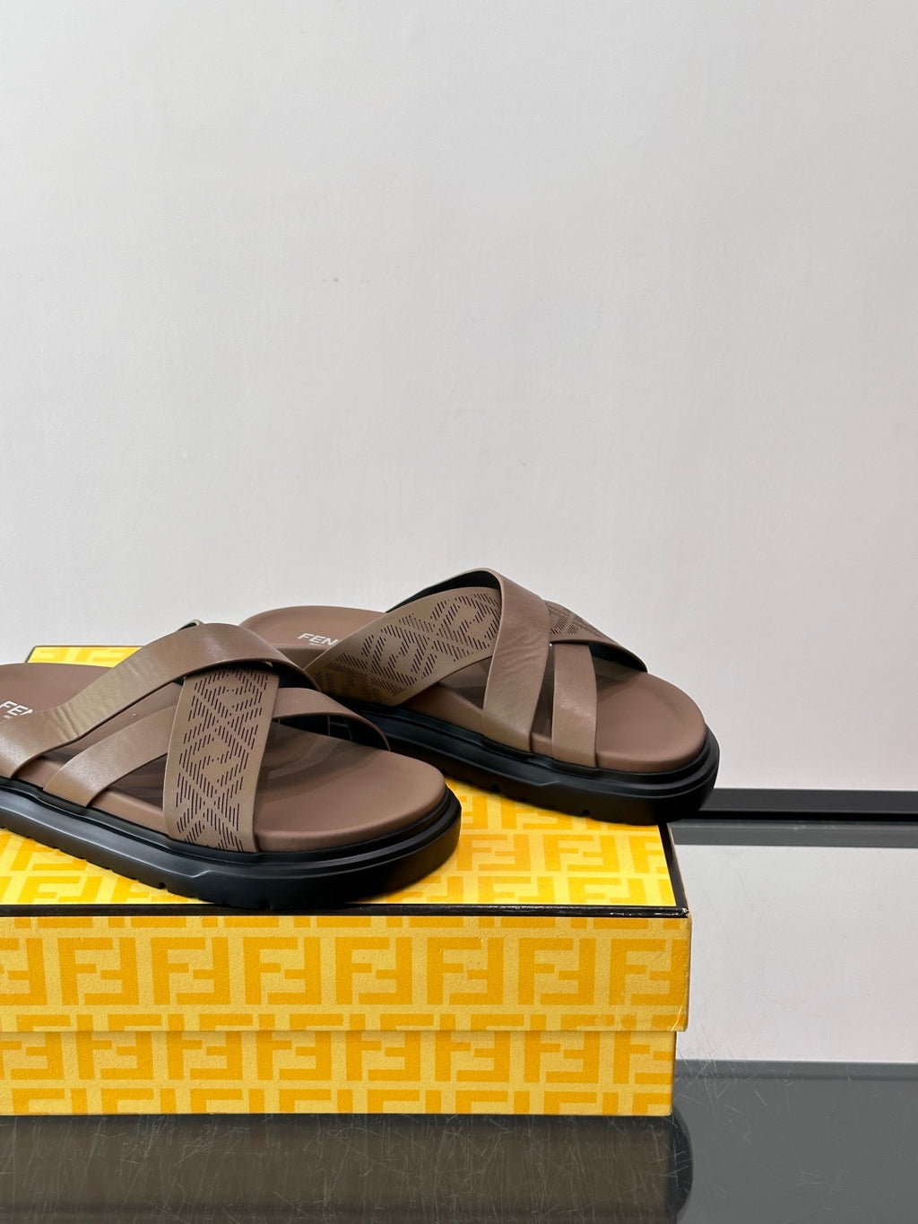 Шкіряні шльопанці Fendi з денімом