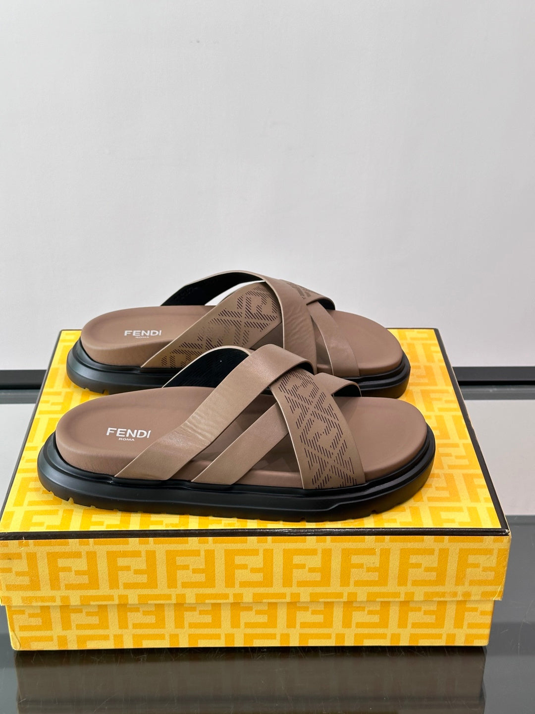 Шкіряні шльопанці Fendi з денімом