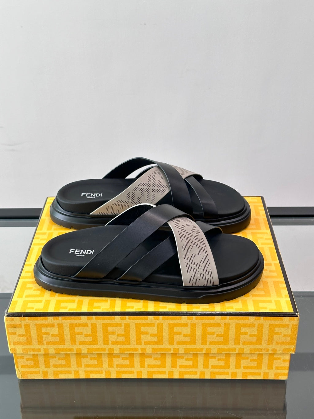 Шкіряні шльопанці Fendi з денімом