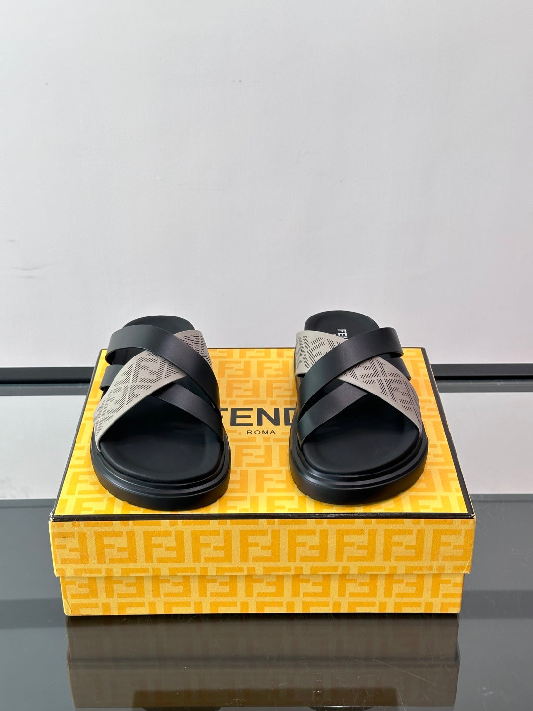 Шкіряні шльопанці Fendi з денімом