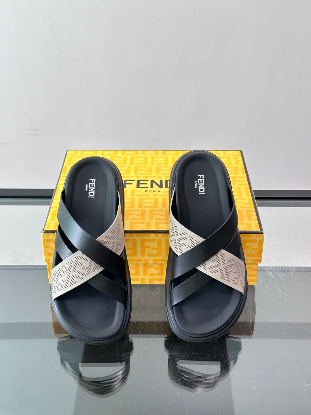 Шкіряні шльопанці Fendi з денімом