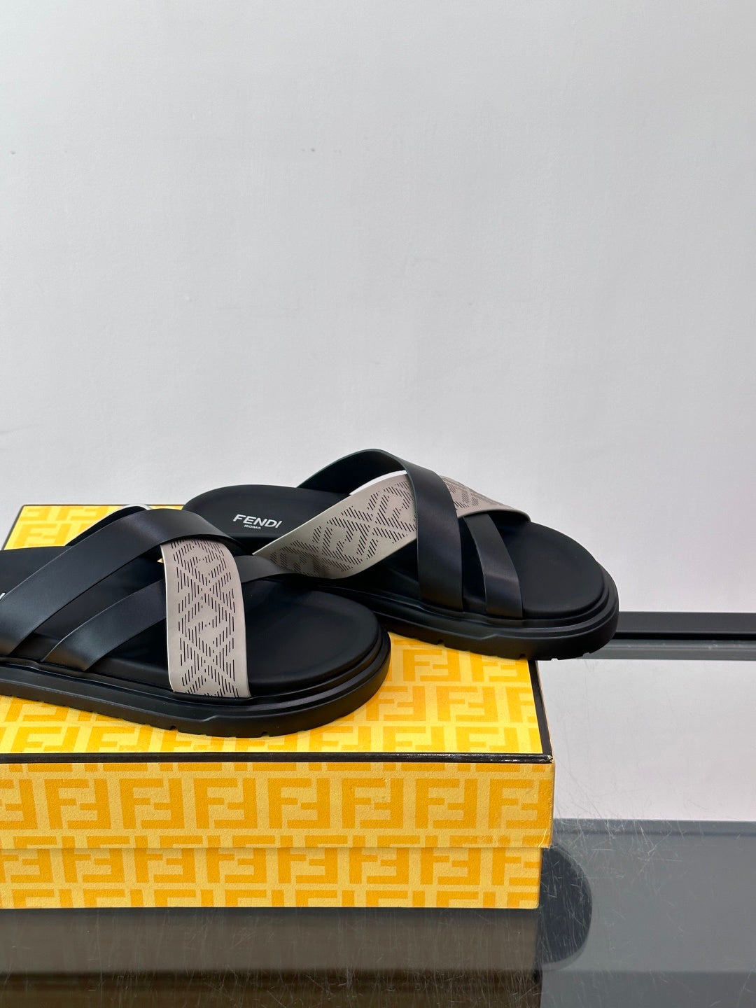 Шкіряні шльопанці Fendi з денімом