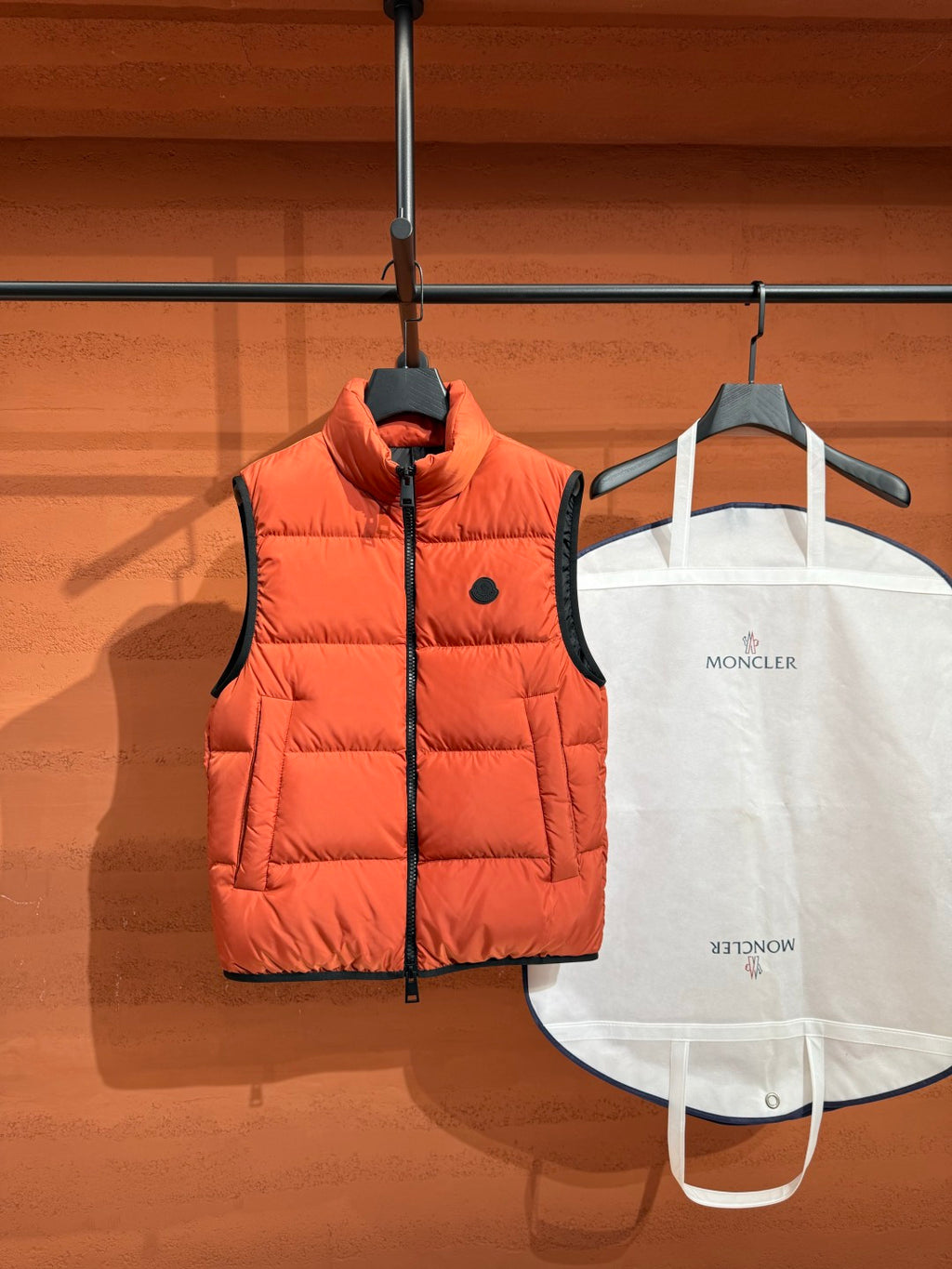 Пуховий жилет Moncler, помаранчевий — вигляд спереду