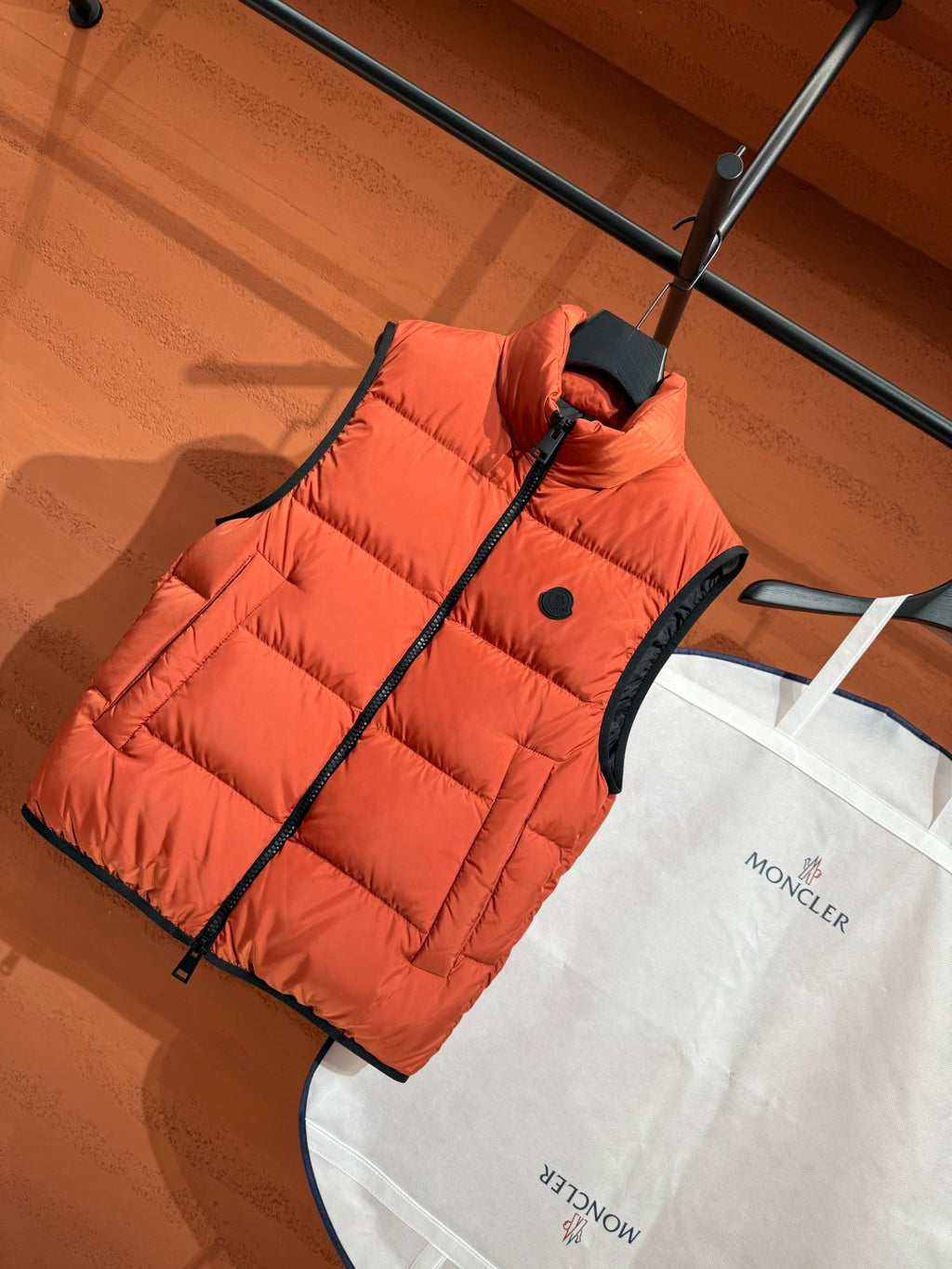 Пуховий жилет Moncler, помаранчевий — фото 2