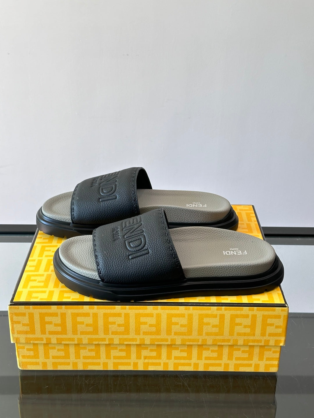 Шкіряні шльопанці Fendi з денімом