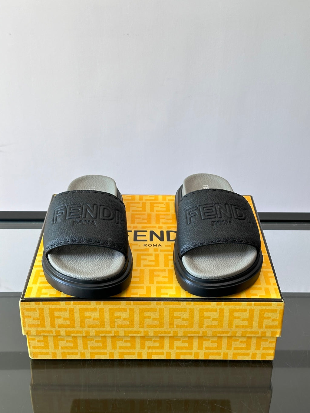 Шкіряні шльопанці Fendi з денімом