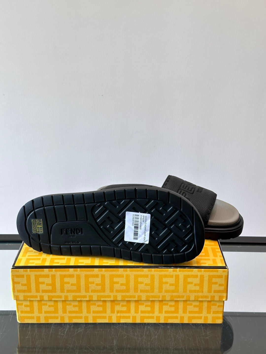 Шкіряні шльопанці Fendi з денімом