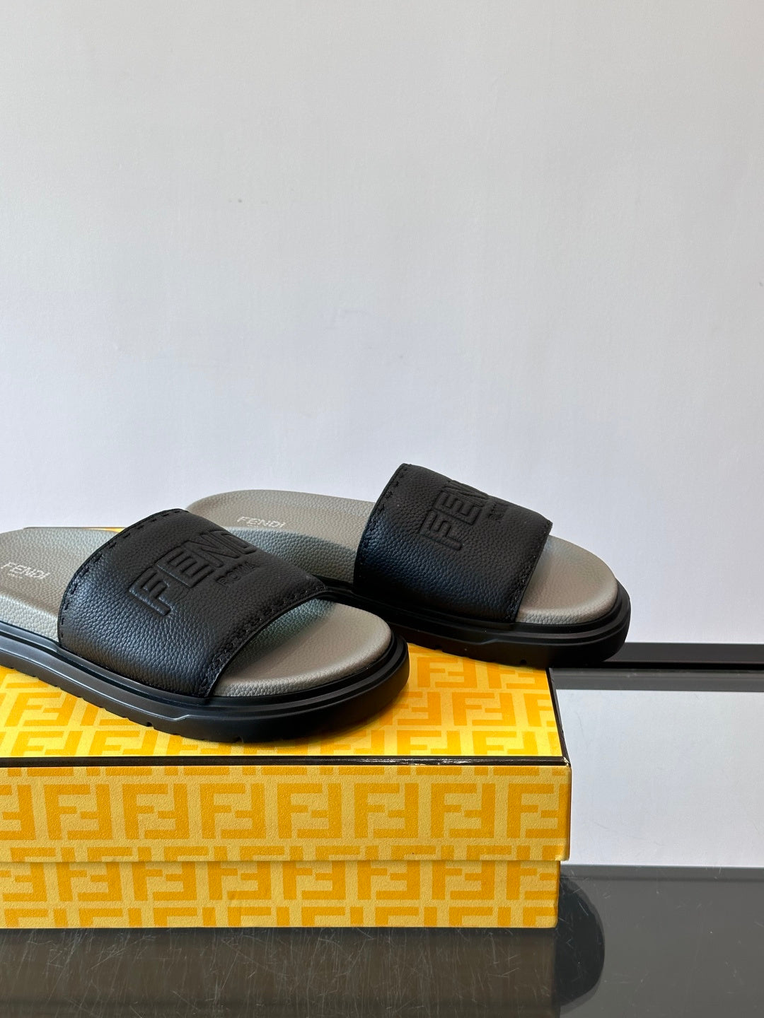 Шкіряні шльопанці Fendi з денімом
