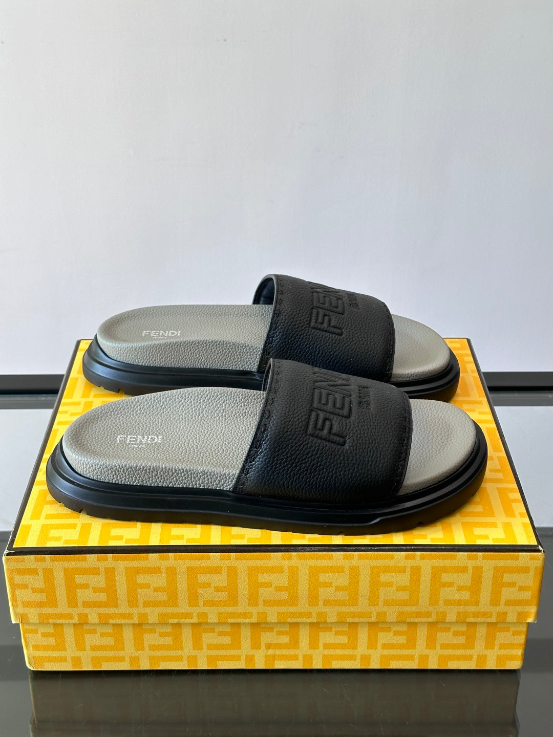Шкіряні шльопанці Fendi з денімом