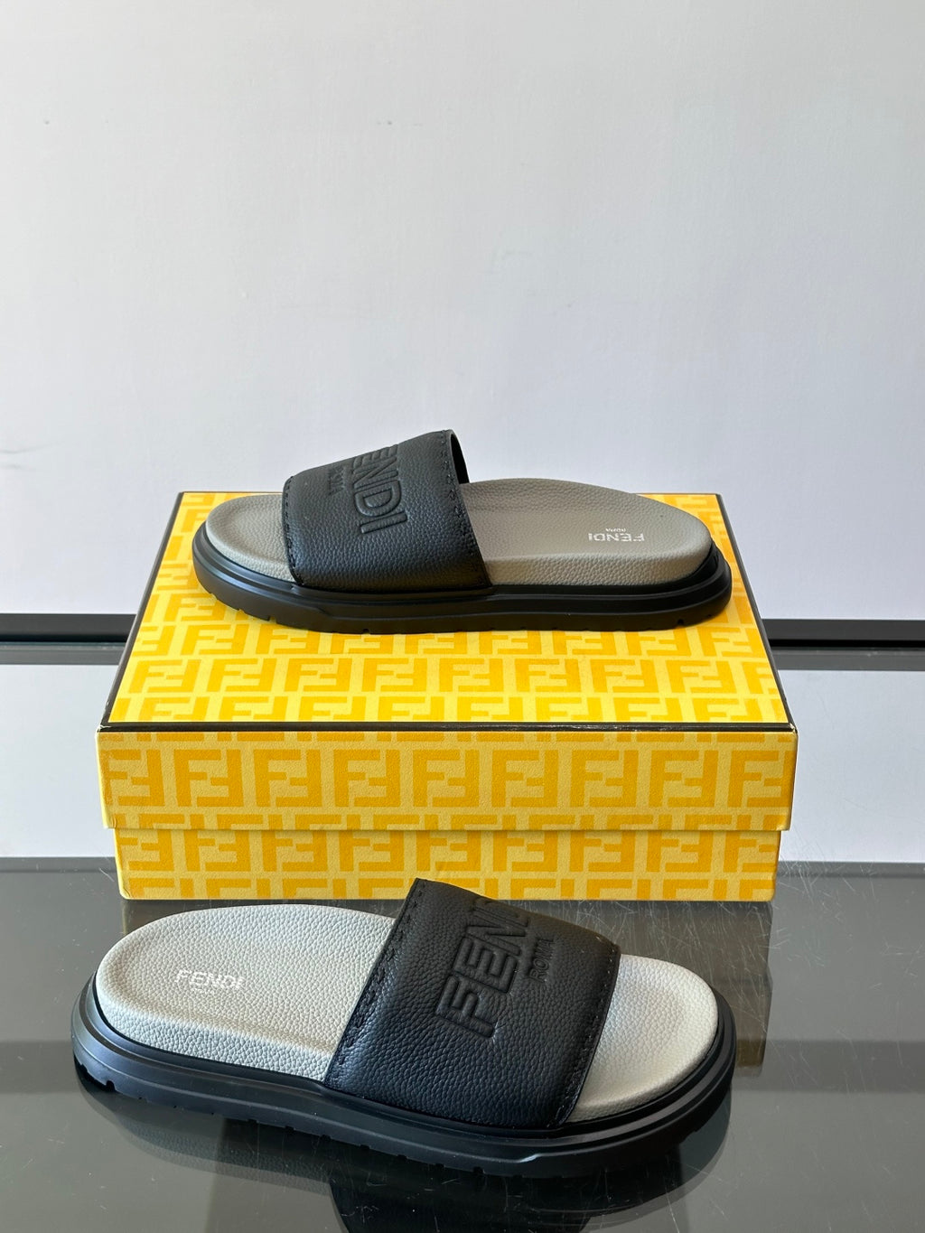 Шкіряні шльопанці Fendi з денімом