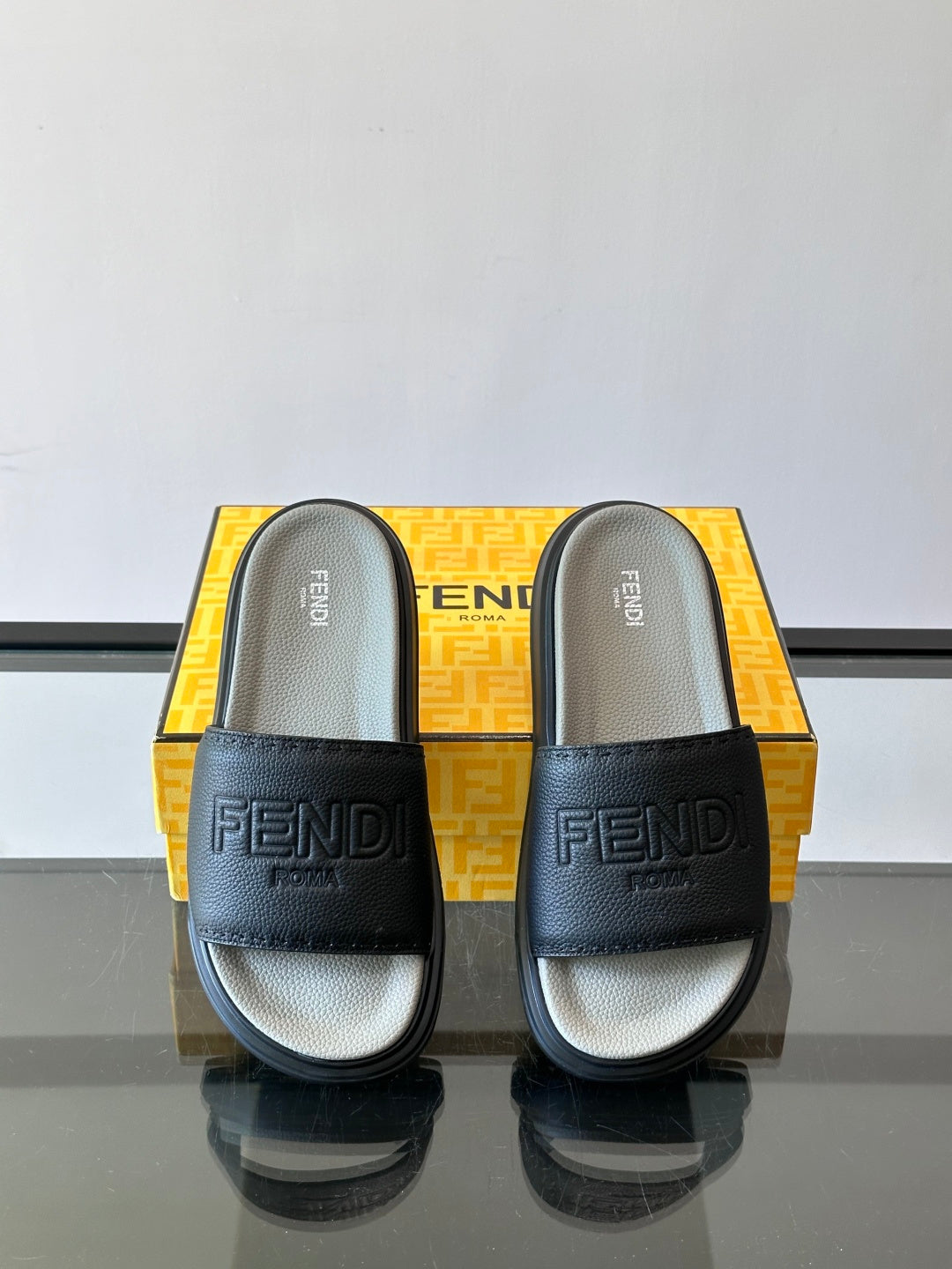 Шкіряні шльопанці Fendi з денімом