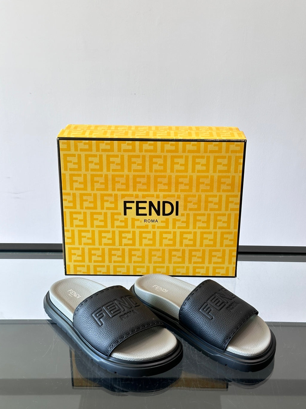 Шкіряні шльопанці Fendi з денімом