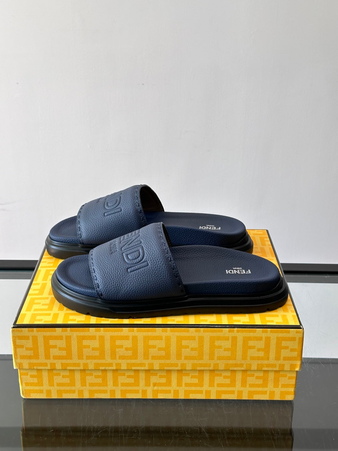 Шкіряні шльопанці Fendi з денімом