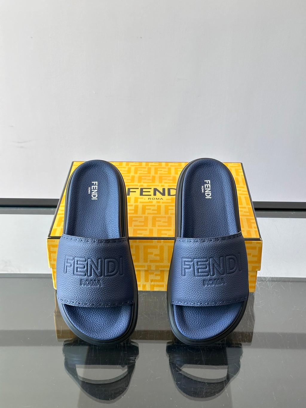 Шкіряні шльопанці Fendi з денімом