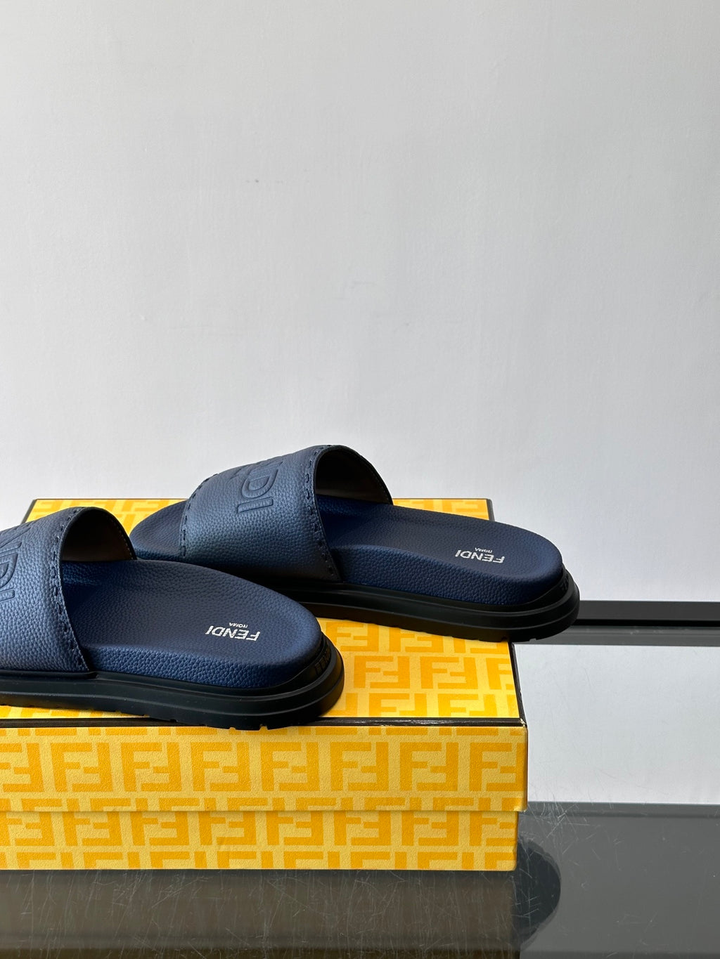 Шкіряні шльопанці Fendi з денімом