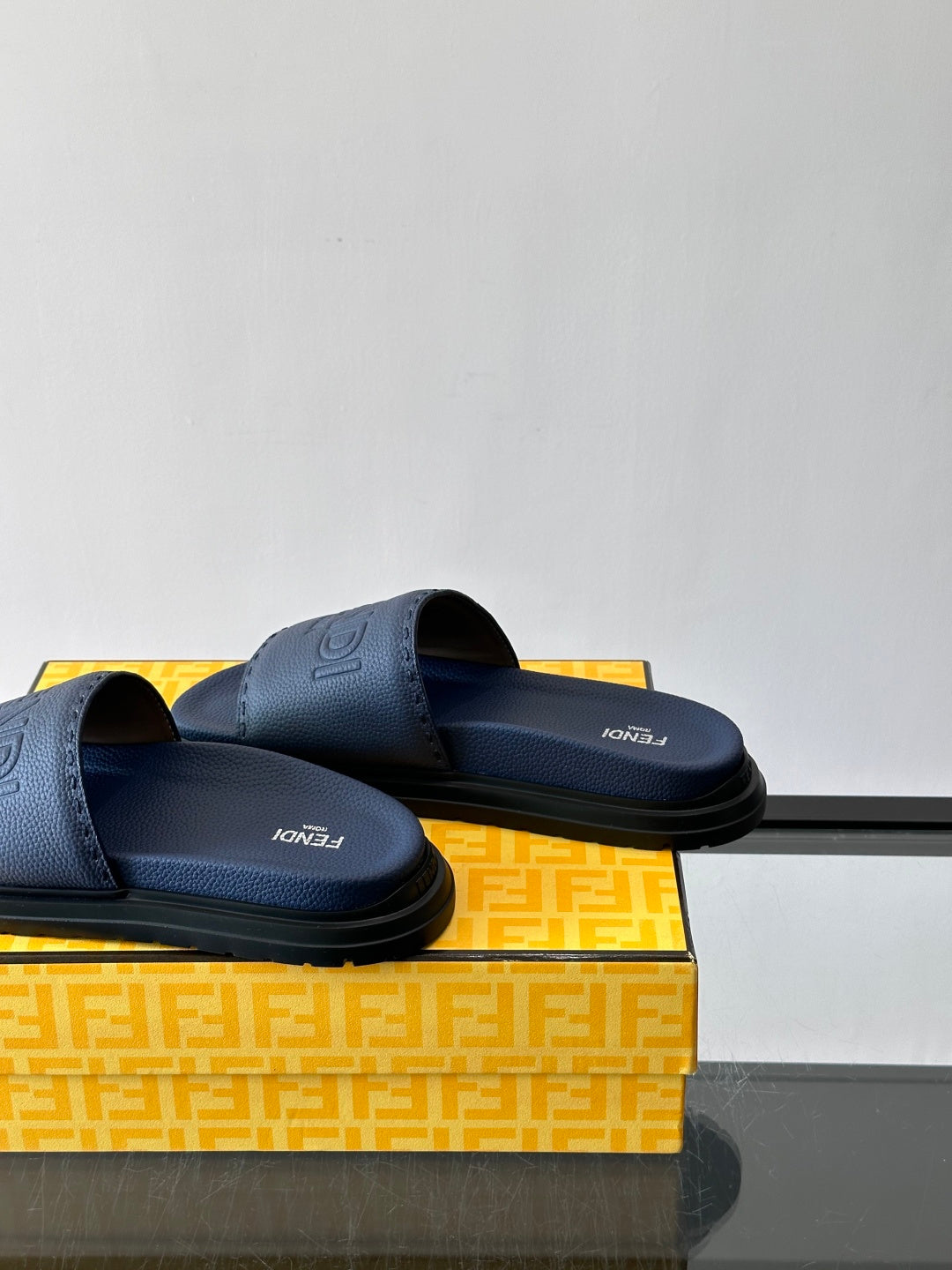 Шкіряні шльопанці Fendi з денімом