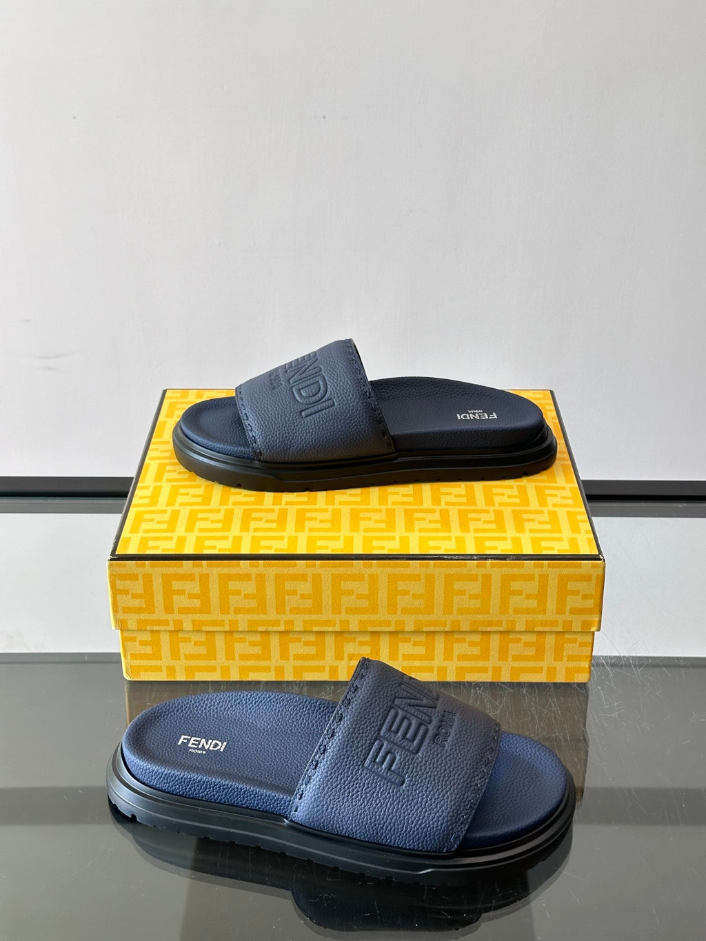 Шкіряні шльопанці Fendi з денімом