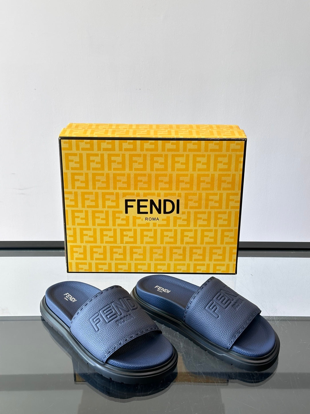 Шкіряні шльопанці Fendi з денімом