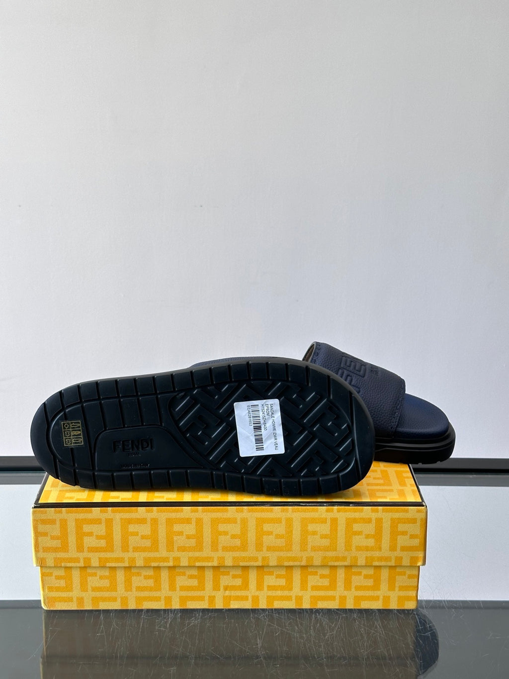 Шкіряні шльопанці Fendi з денімом