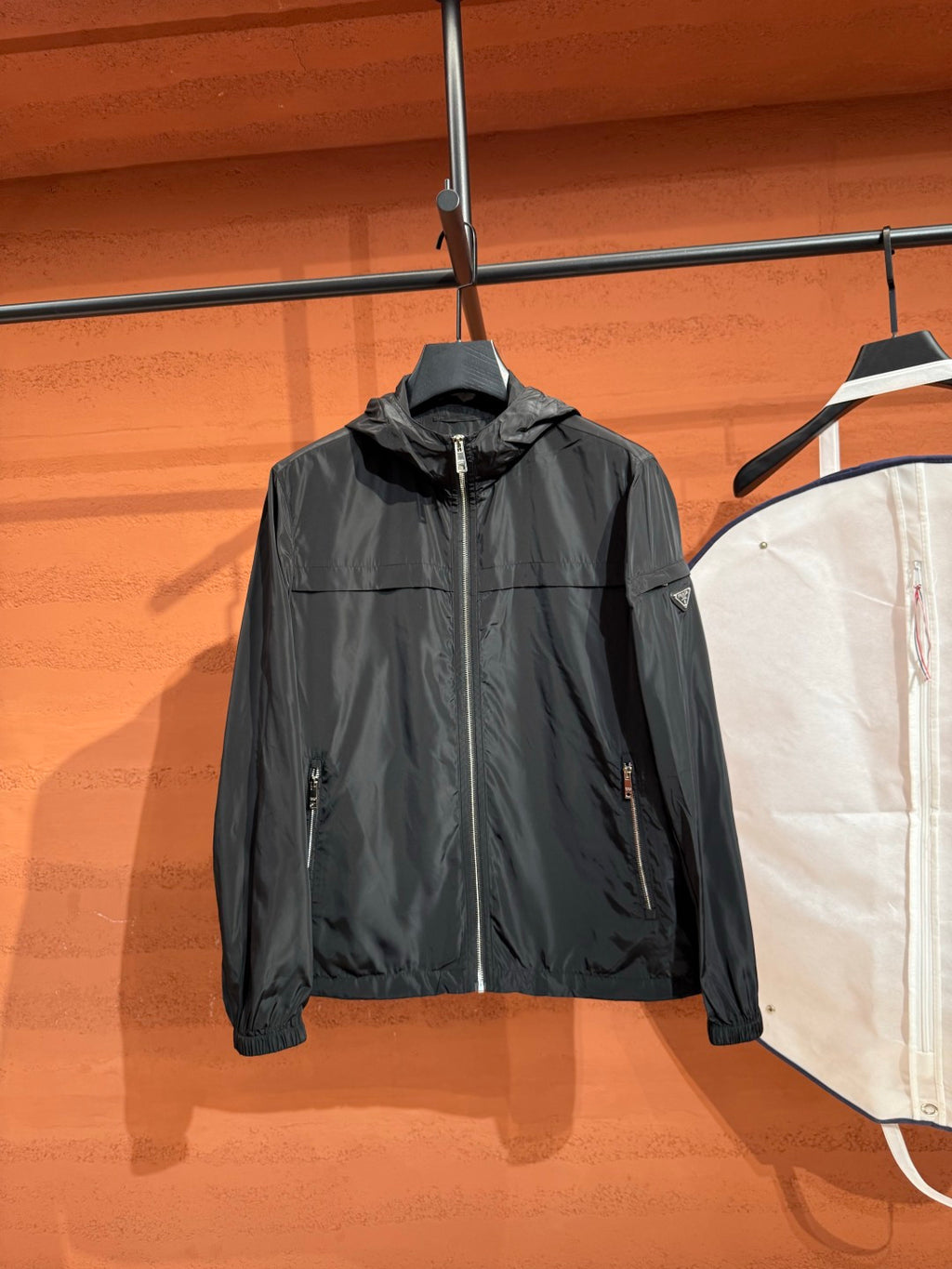 Легка куртка з капюшоном Moncler, чорна — вигляд спереду
