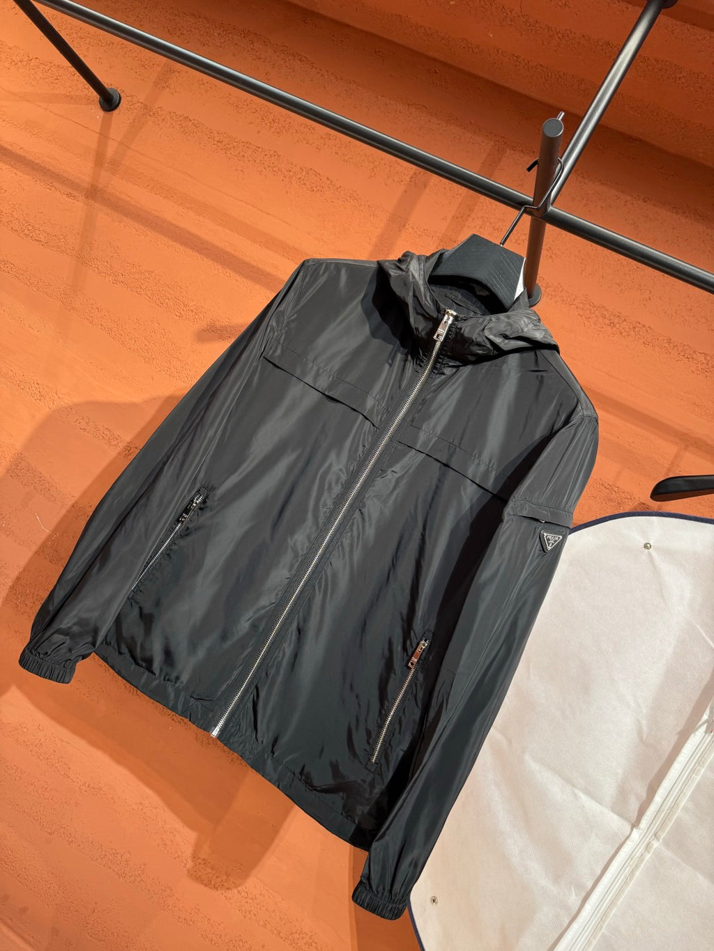 Легка куртка з капюшоном Moncler, чорна — фото 2