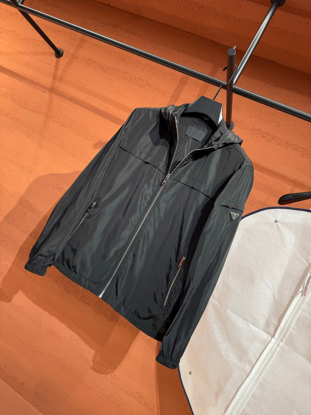 Легка куртка з капюшоном Moncler, чорна — фото 7
