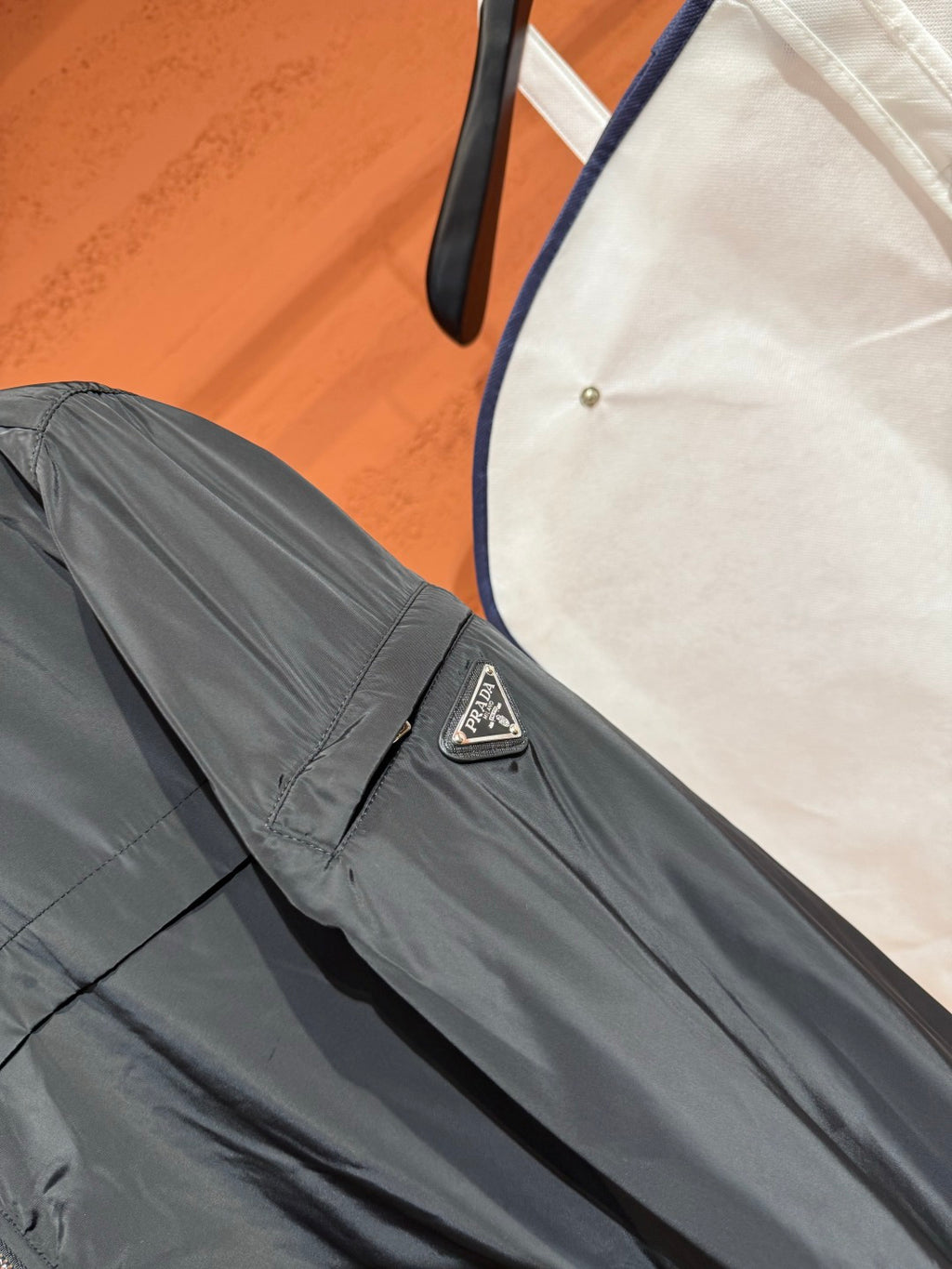 Легка куртка з капюшоном Moncler, чорна — фото 4
