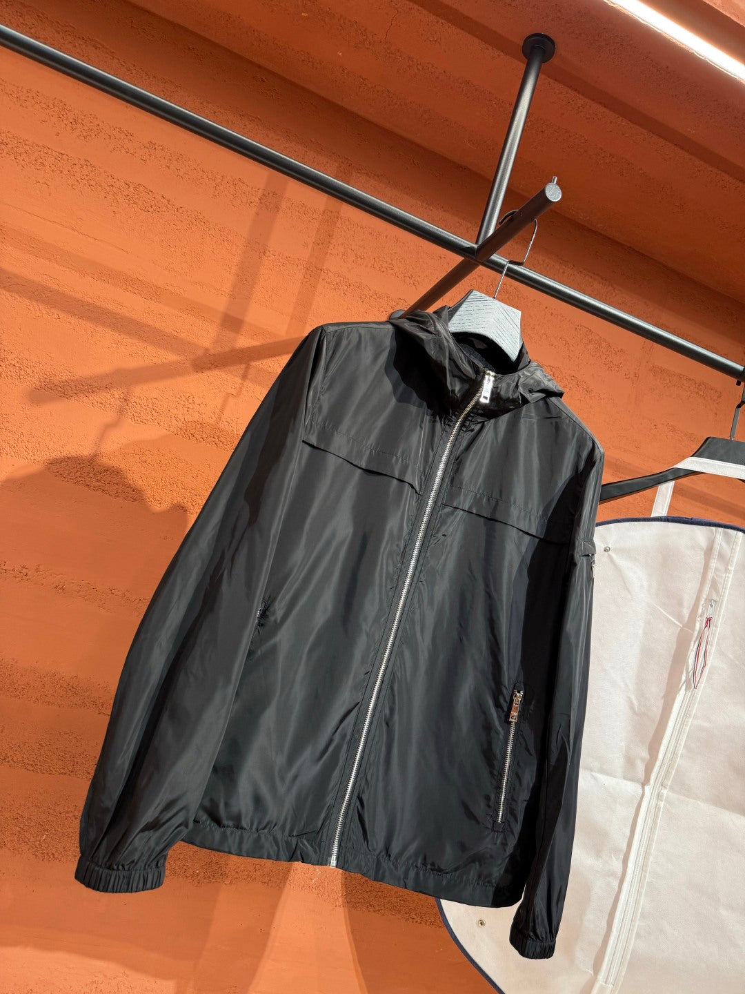 Легка куртка з капюшоном Moncler, чорна — фото 6