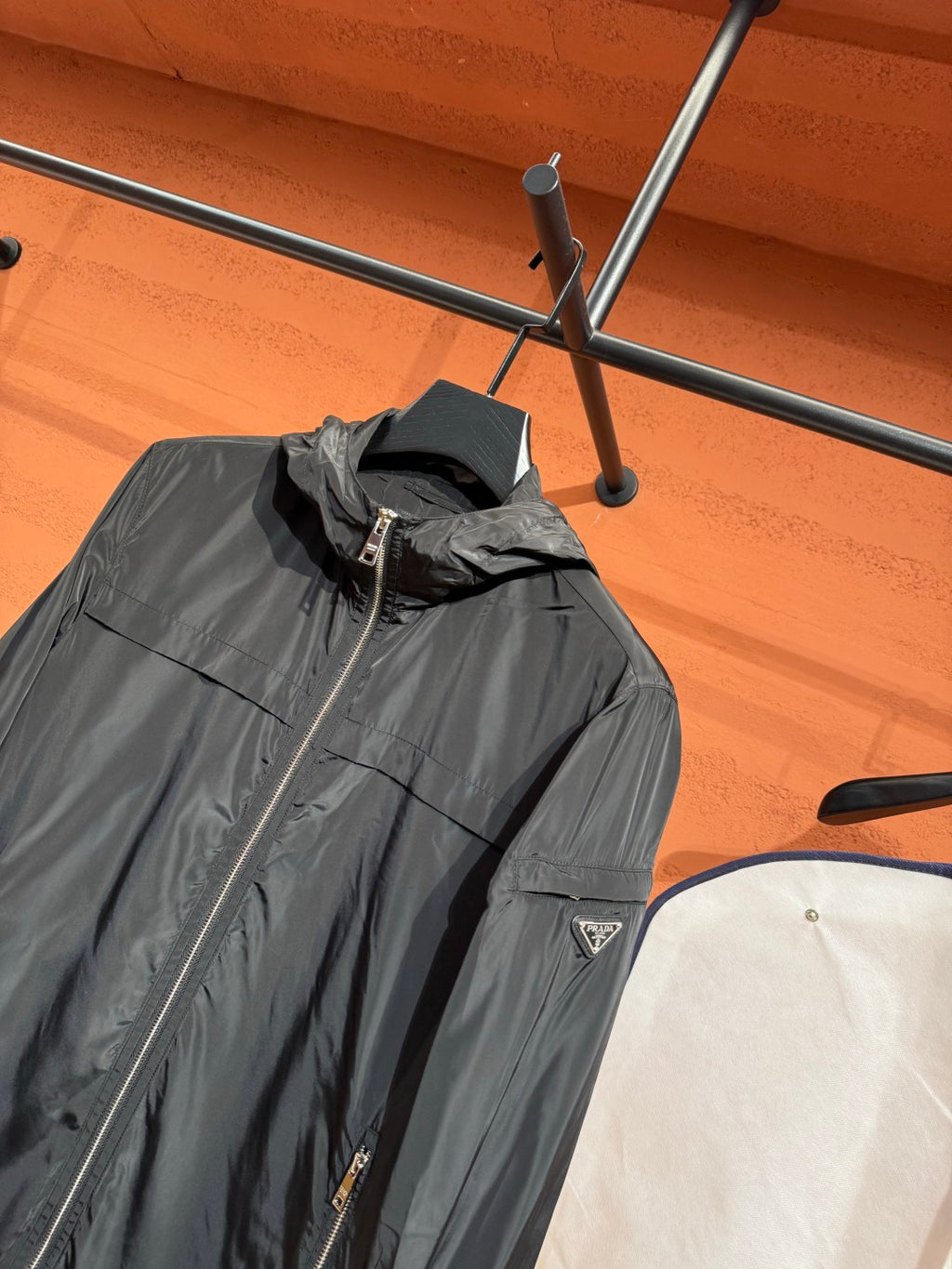 Легка куртка з капюшоном Moncler, чорна — фото 3