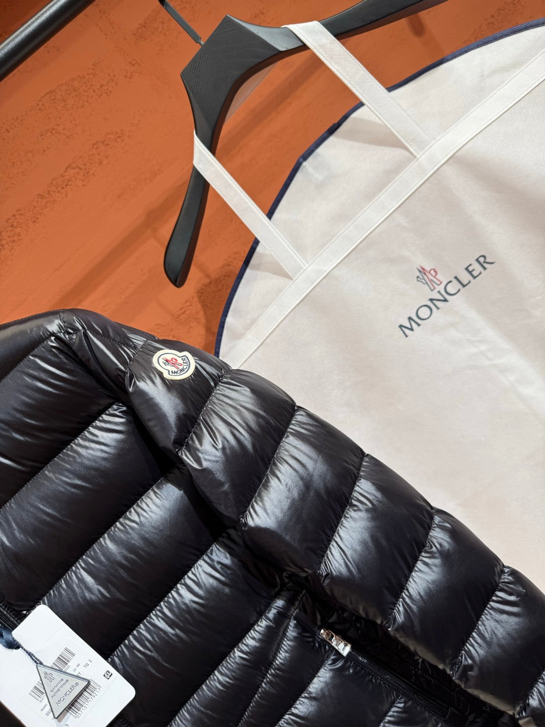 Глянцева пухова куртка Moncler, чорна — фото 3