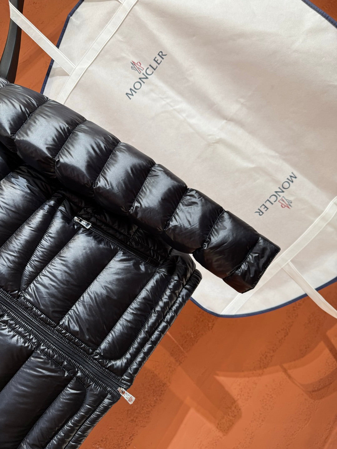 Глянцева пухова куртка Moncler, чорна — фото 4