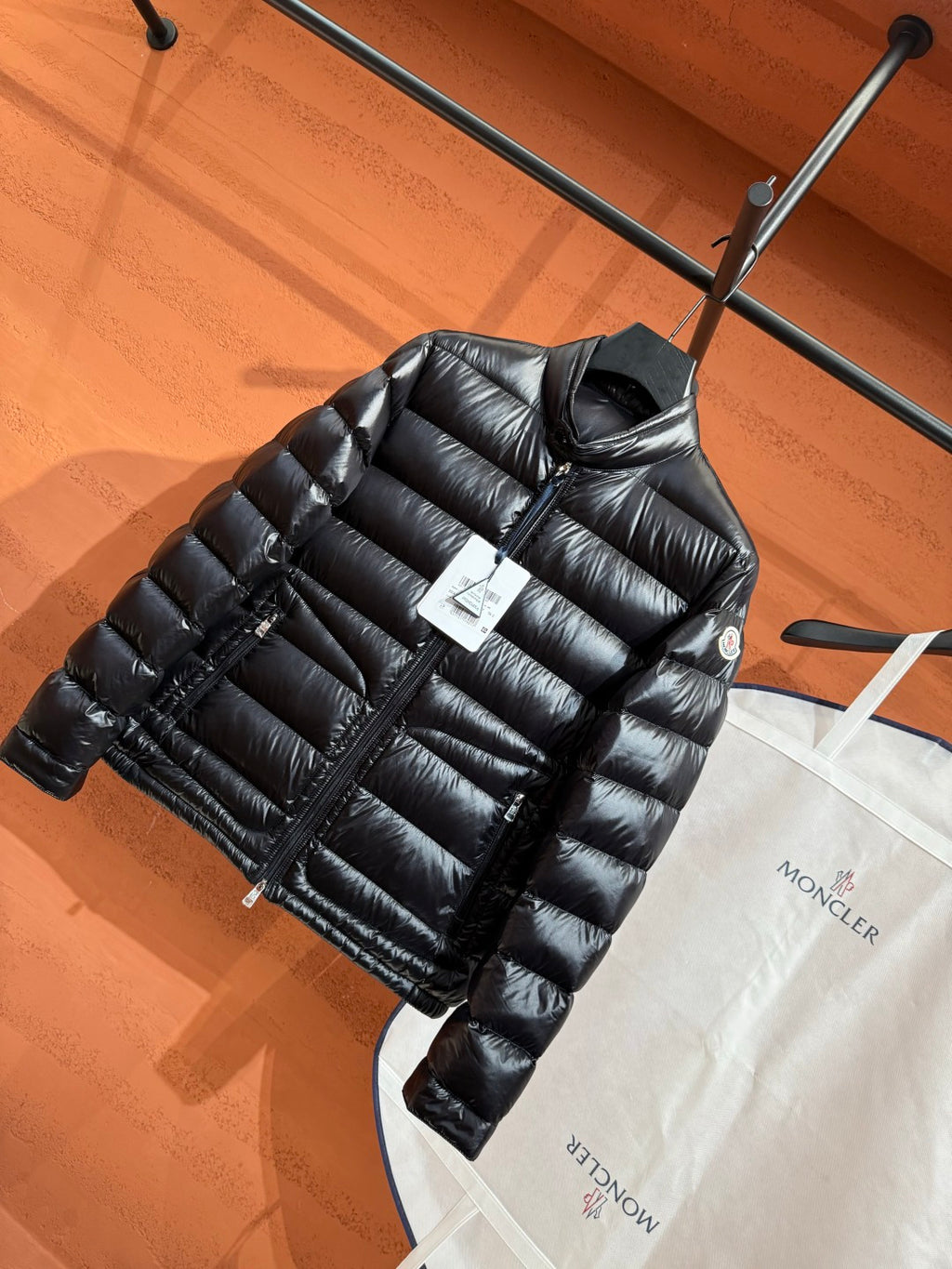 Глянцева пухова куртка Moncler, чорна — фото 2