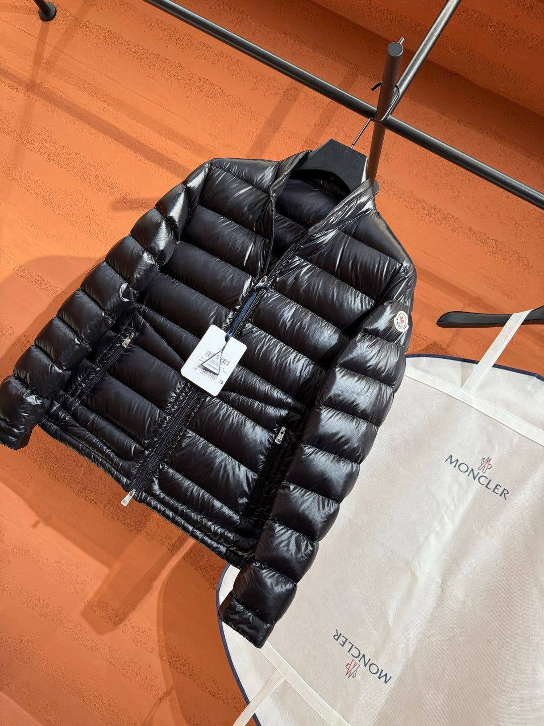 Глянцева пухова куртка Moncler, чорна — фото 6