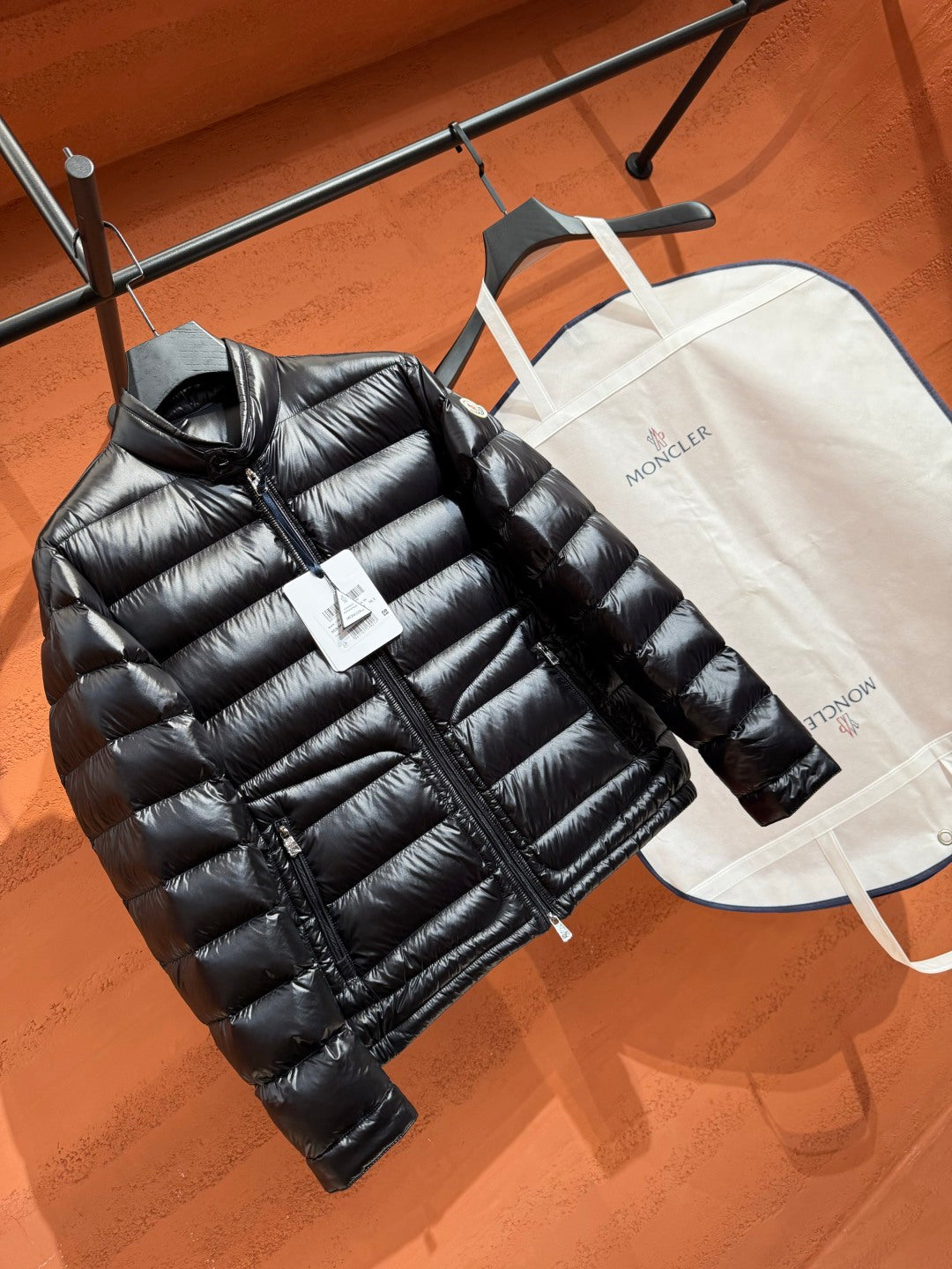 Глянцева пухова куртка Moncler, чорна — фото 5