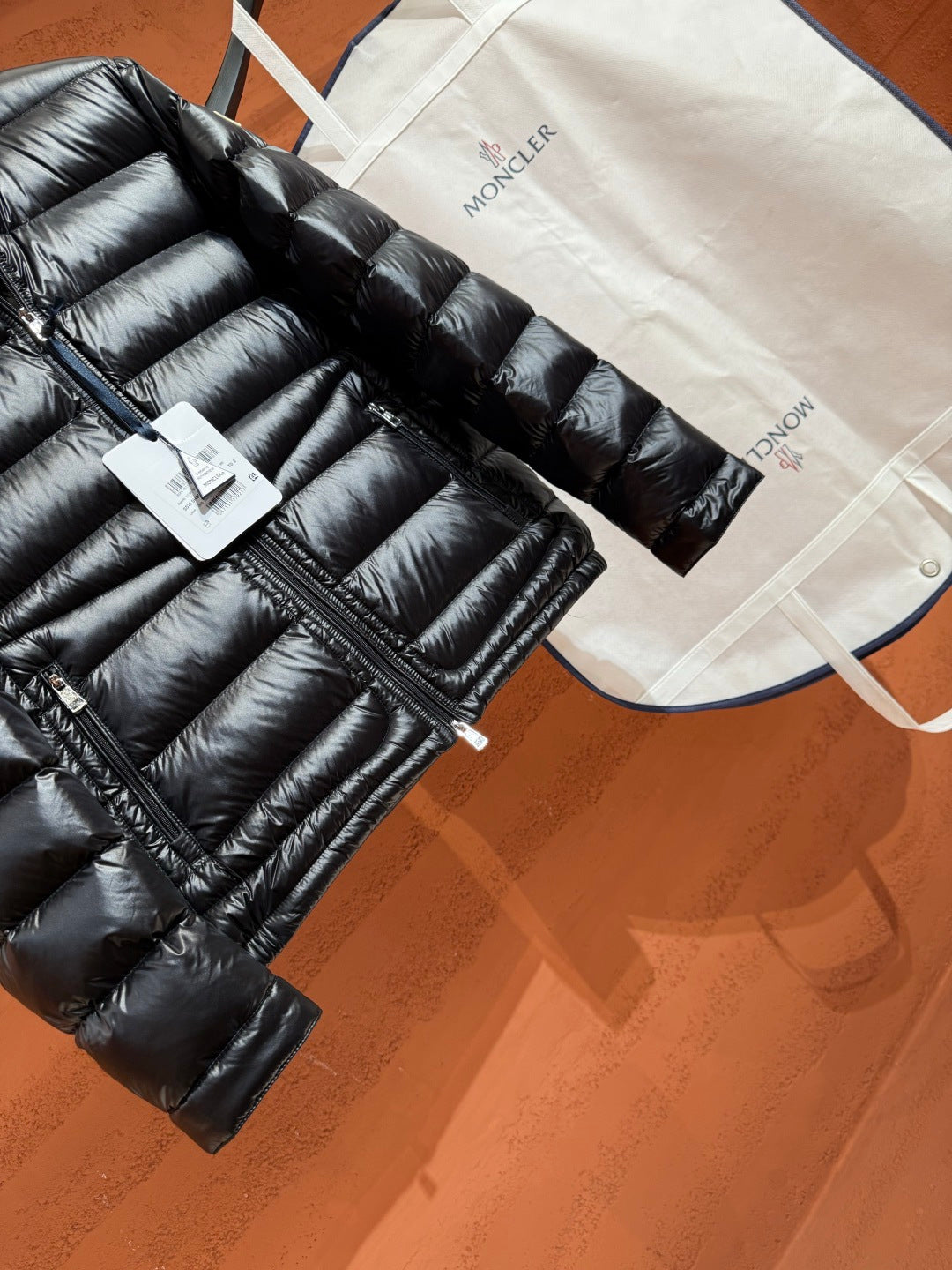 Глянцева пухова куртка Moncler, чорна — фото 8
