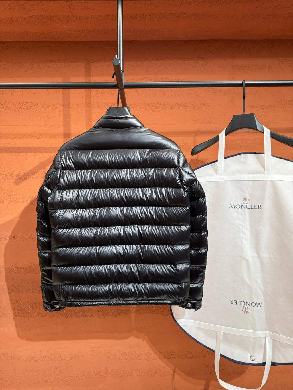 Глянцева пухова куртка Moncler, чорна — фото 9