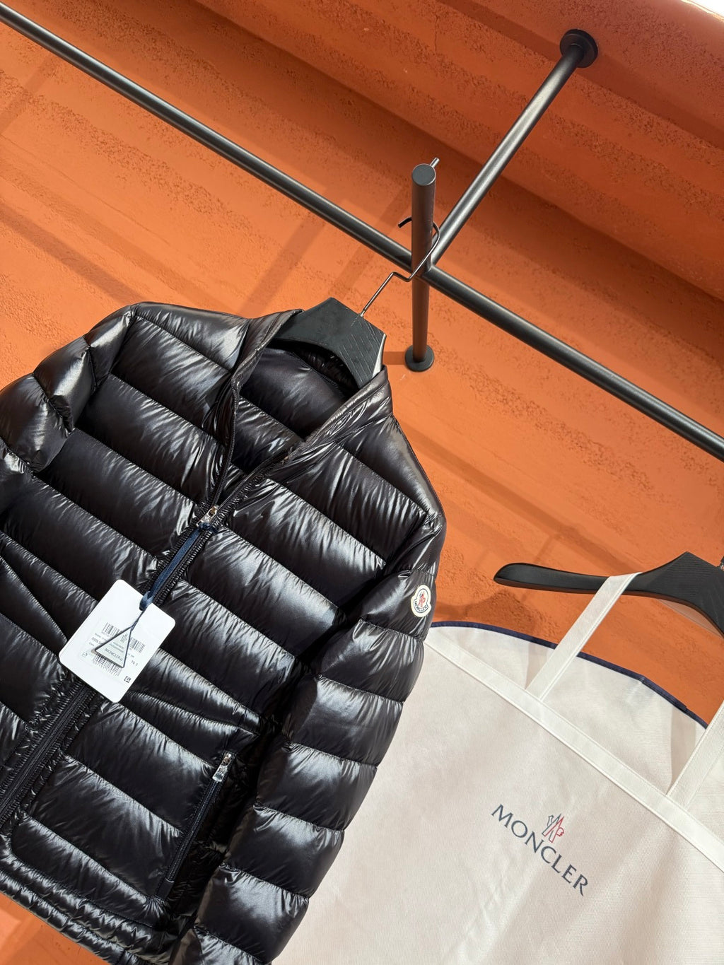 Глянцева пухова куртка Moncler, чорна — фото 7