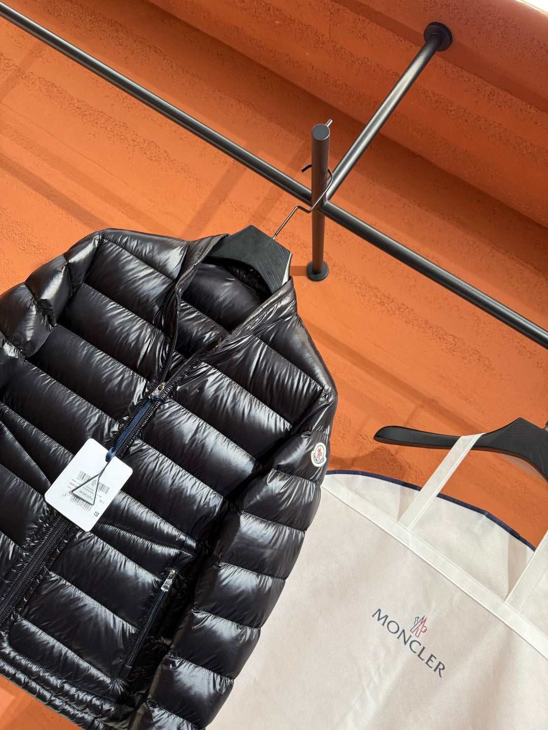 Глянцева пухова куртка Moncler, чорна — фото 7