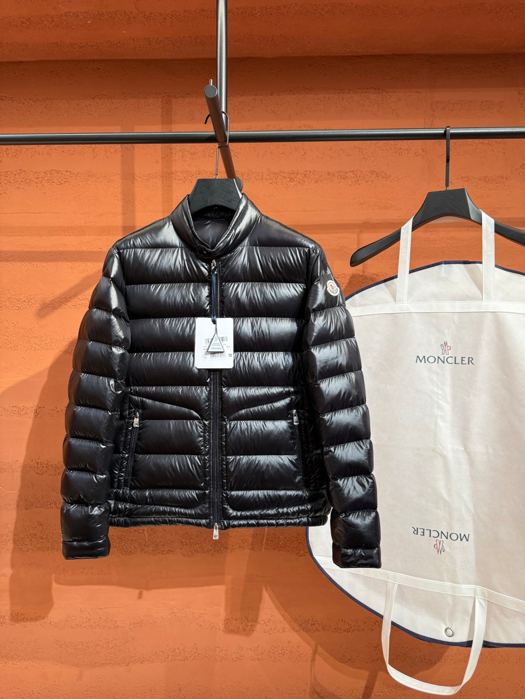 Глянцева пухова куртка Moncler, чорна — вигляд спереду