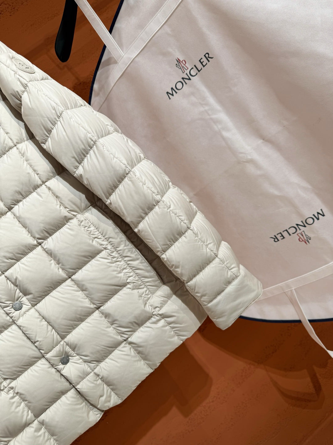 Пухова куртка з геометричною стібкою Moncler, біла — фото 4