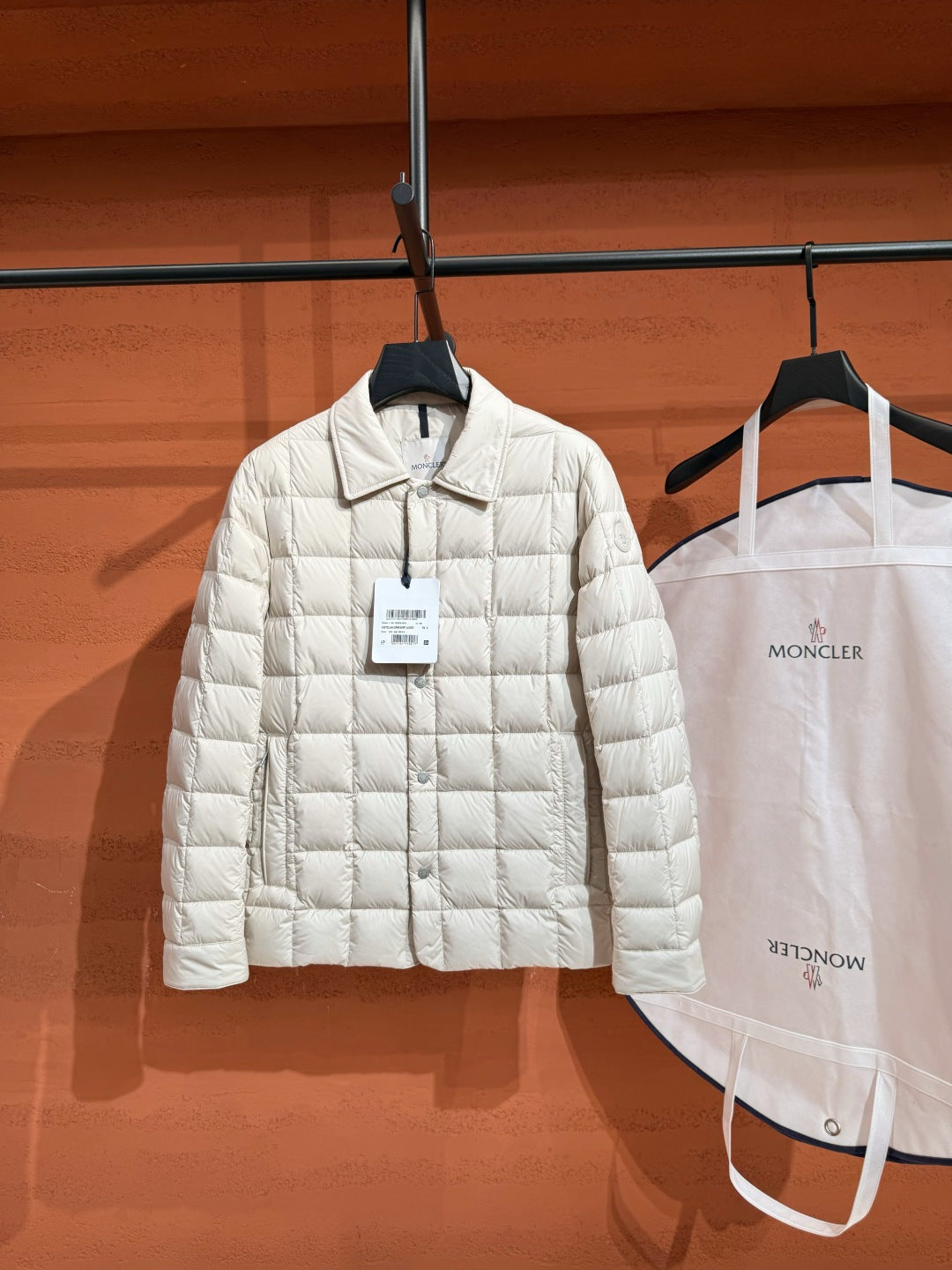 Пухова куртка з геометричною стібкою Moncler, біла — вигляд спереду