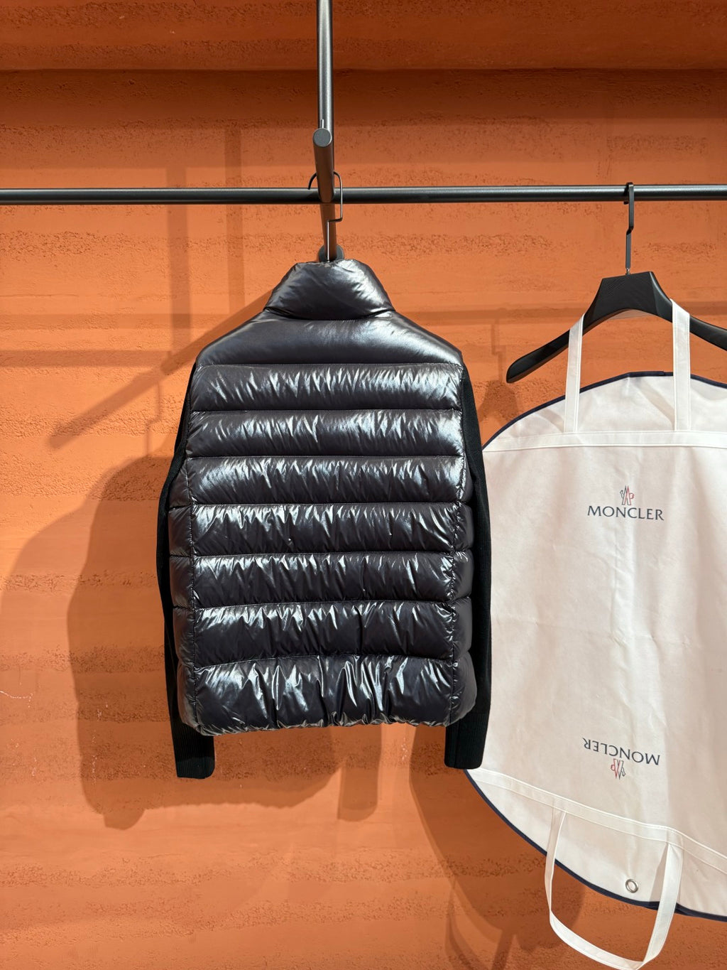 Глянцевий пуховий кардиган Moncler, чорний — фото 8