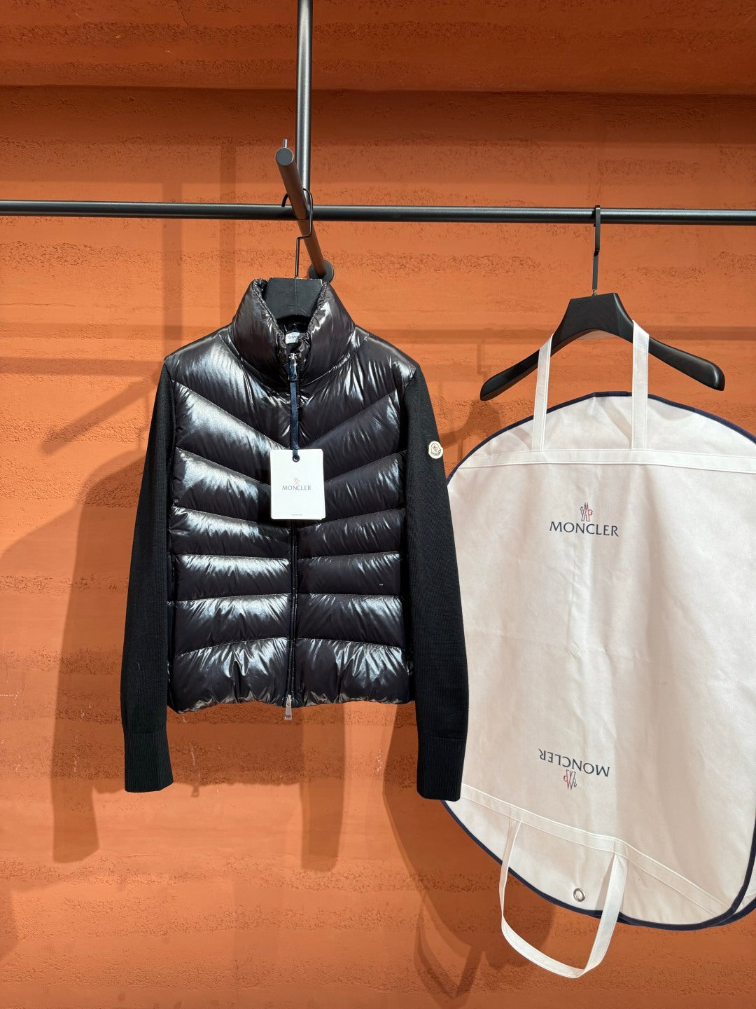 Глянцевий пуховий кардиган Moncler, чорний — вигляд спереду