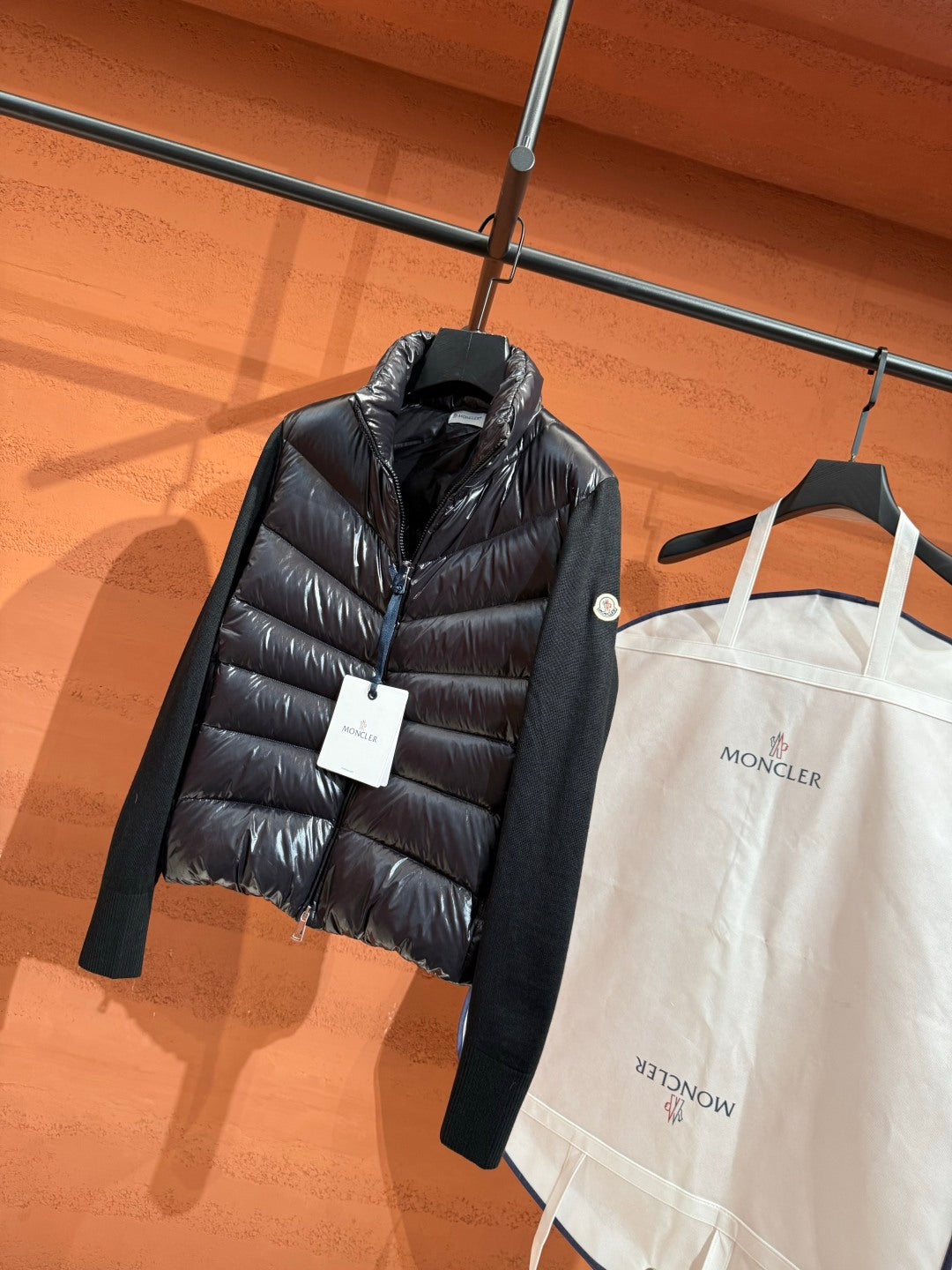 Глянцевий пуховий кардиган Moncler, чорний — фото 6