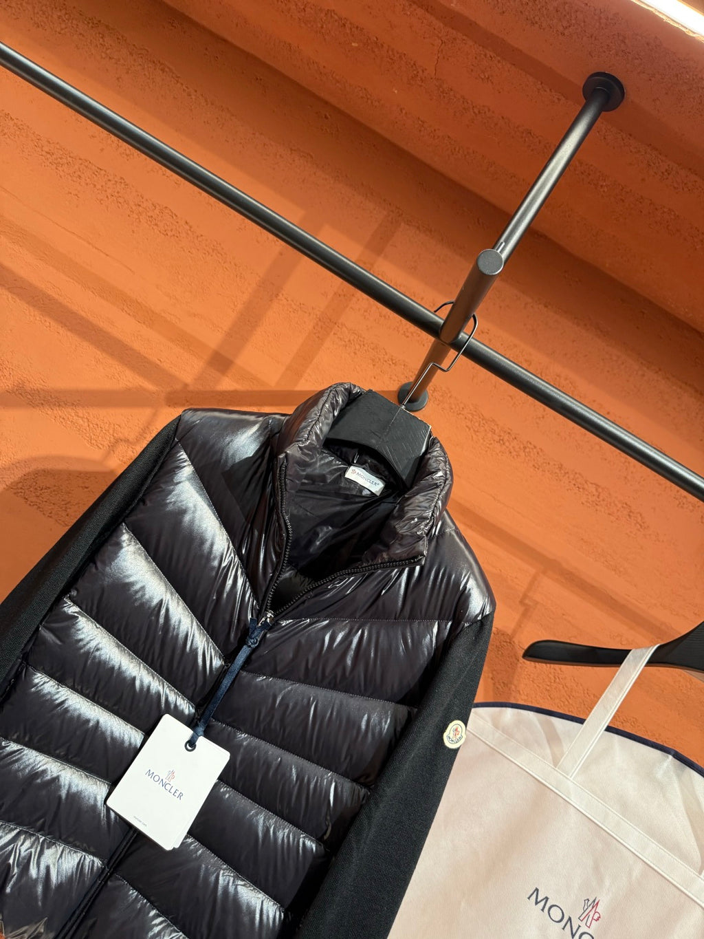 Глянцевий пуховий кардиган Moncler, чорний — фото 7