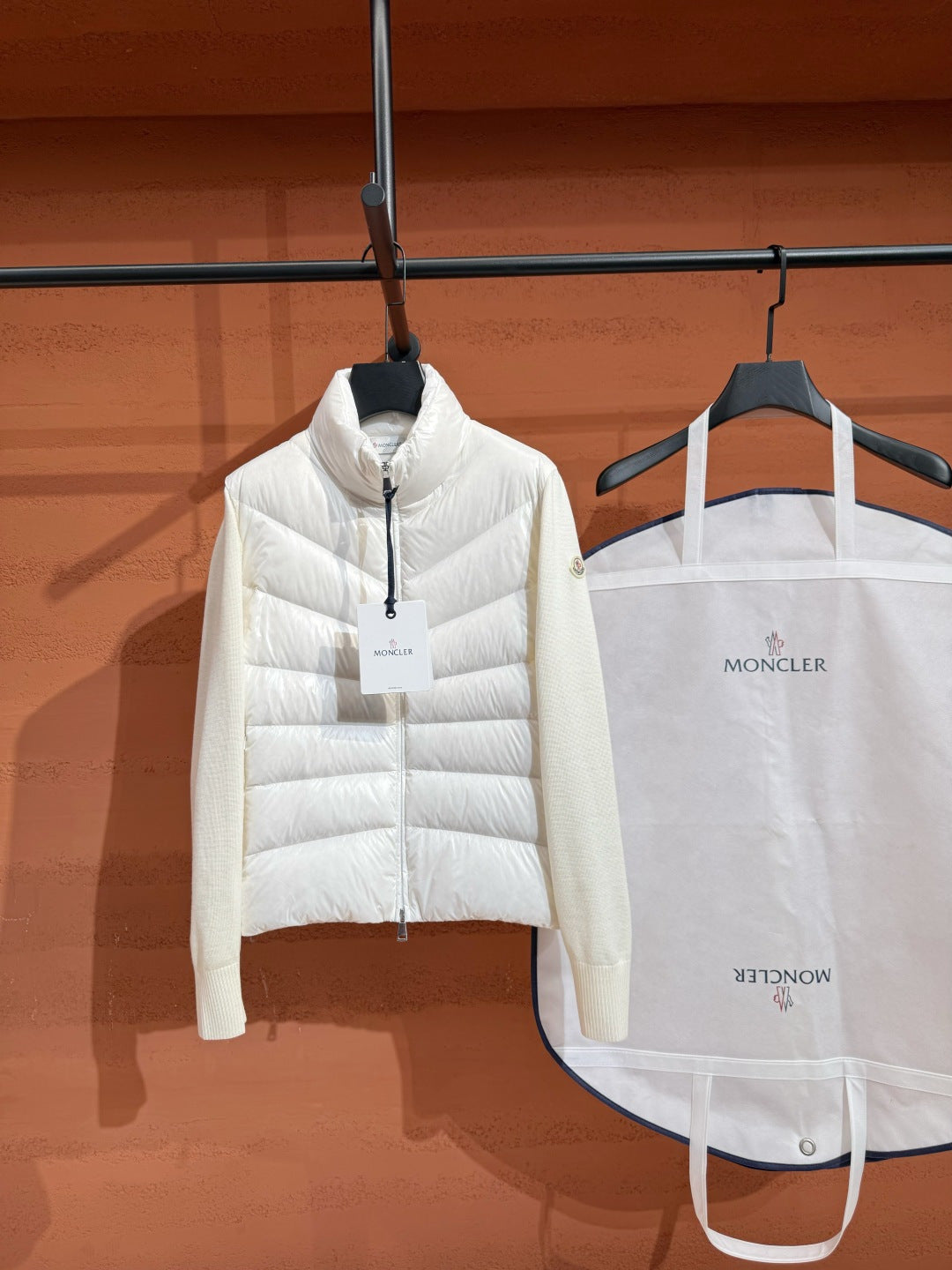 Пуховий кардиган Moncler, білий — вигляд спереду
