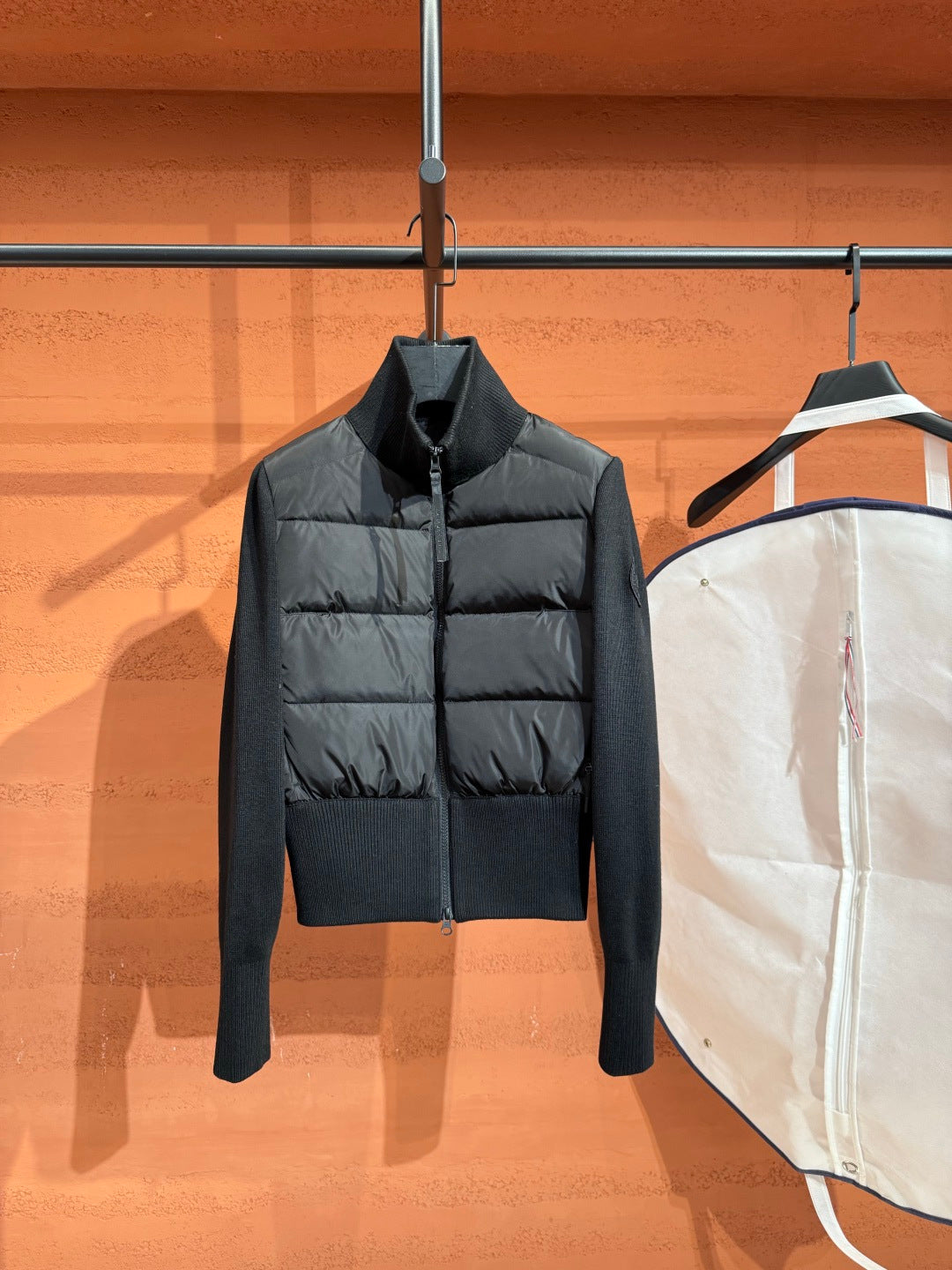 Пуховий кардиган Moncler, чорний — вигляд спереду