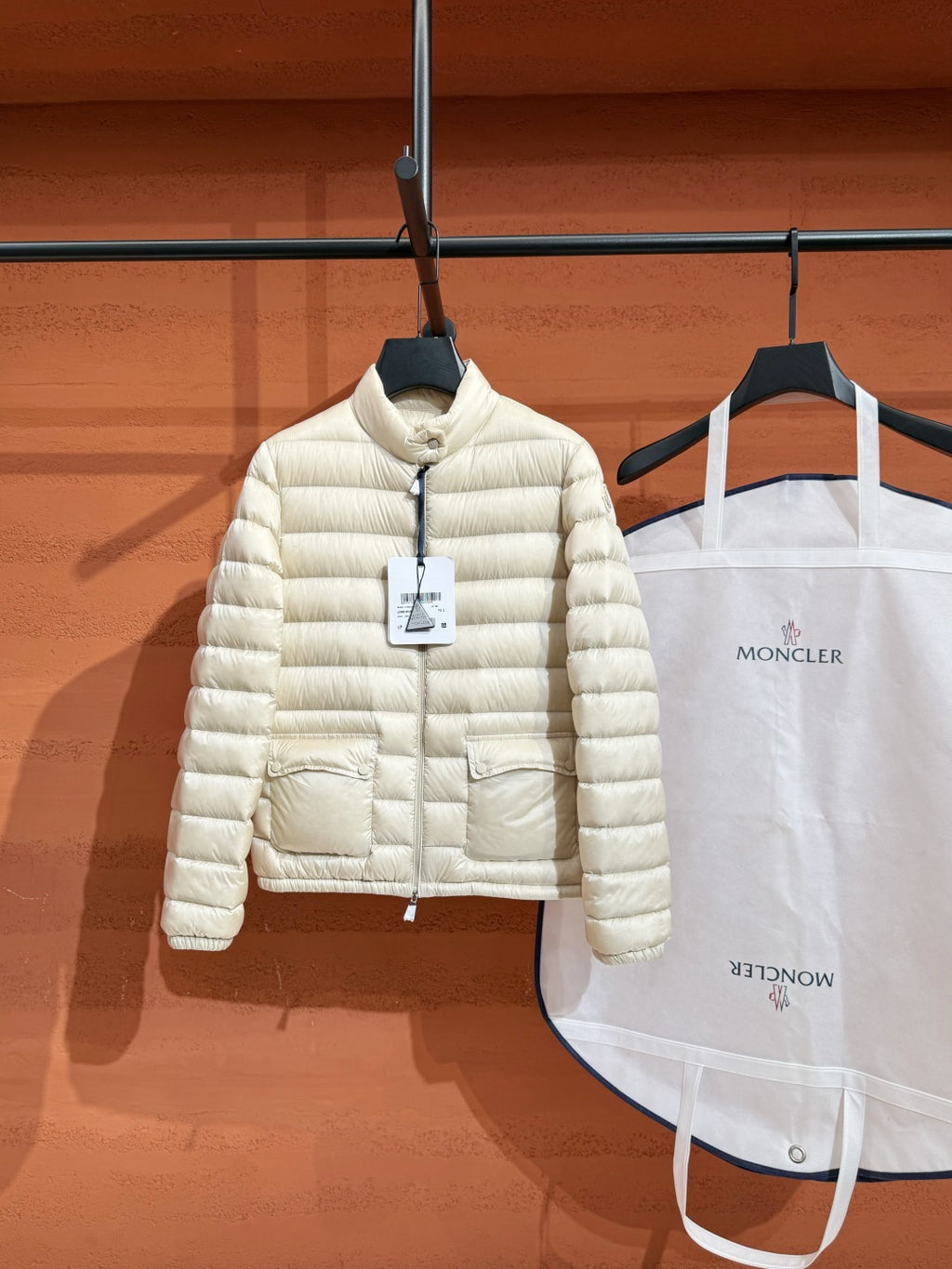 Пухова куртка Moncler, молочна — вигляд спереду
