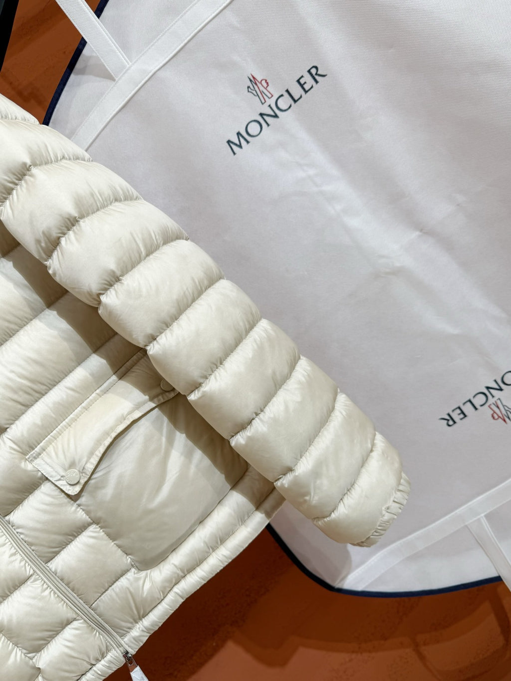 Пухова куртка Moncler, молочна — фото 3